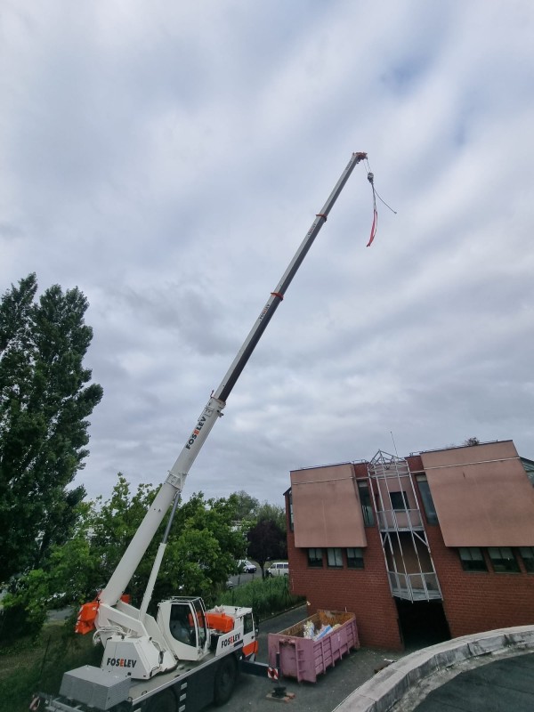 ‌Grutage pour la pose d’un groupe extérieur pour client professionnel à Mérignac